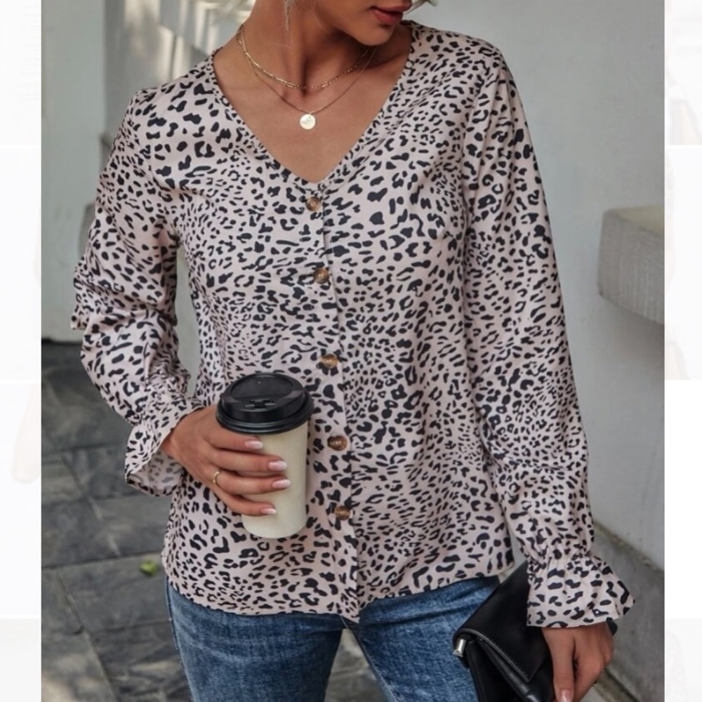 🆕NEW!🛍 Leopard Print Button Front Top 🐾